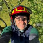 Arborist fra Træplejemand kigger op